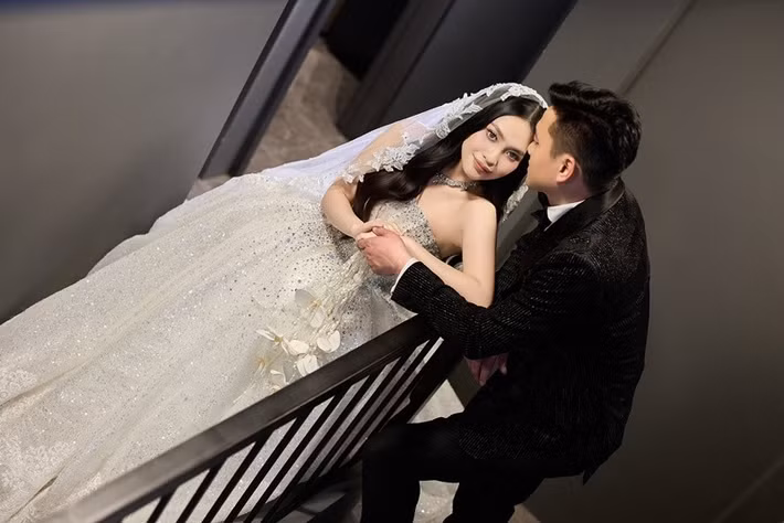 Trong mắt Nông Thúy Hằng, chồng tâm lý, chín chắn, ủng hộ mọi sở thích, công việc của vợ. Khi bên nhau, anh cho người đẹp cảm giác an toàn, bình yên.