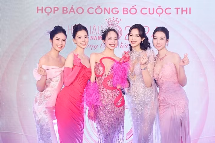 Hoa hậu Thanh Thủy (giữa), Á hậu Nguyễn Lê Ngọc Thảo sẽ làm phù dâu cho Đỗ Thị Hà. Hiện tại, trước loạt thông tin về chuyện tình cảm, Đỗ Thị Hà chưa lên tiếng. Ảnh: FB Đỗ Thị Hà.