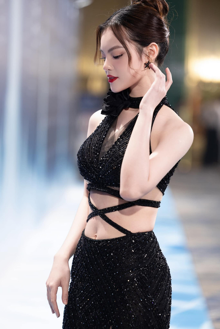 Sunny Đan Ngọc ra mắt các MV Một thập kỷ yêu anh, Đoạn đường riêng, Anh ơi... Nữ ca sĩ sáng tác nhạc từ năm 15 tuổi. Ảnh: FB Sunny Đan Ngọc.