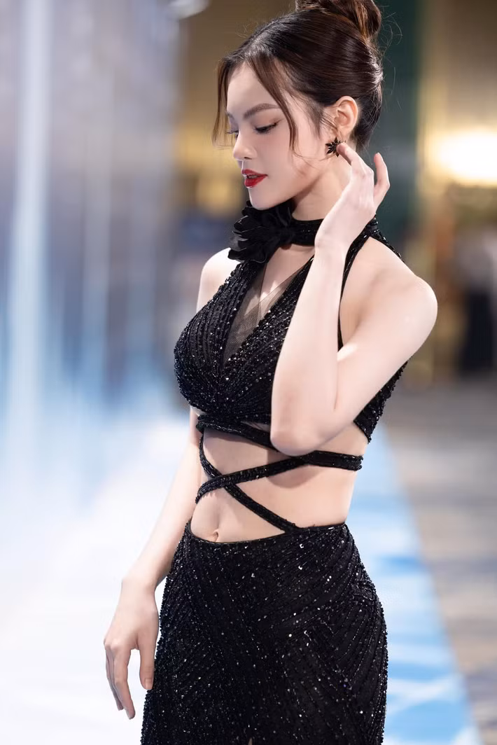 Sunny Đan Ngọc ra mắt các MV Một thập kỷ yêu anh, Đoạn đường riêng, Anh ơi... Nữ ca sĩ sáng tác nhạc từ năm 15 tuổi. Ảnh: FB Sunny Đan Ngọc.