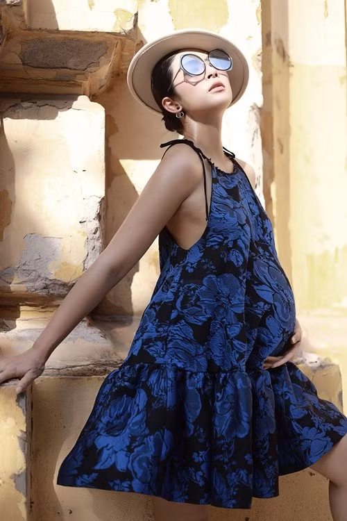 Bộ ảnh thời trang mới của Hoa hậu Ngọc Hân thực hiện trên các con phố ở Hà Nội giữa thời tiết nắng nóng. Ảnh: FB Ngọc Hân.