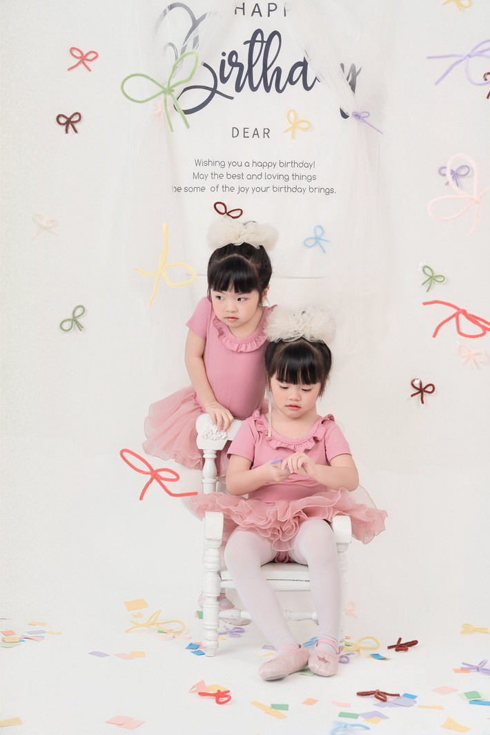 Vân Trang thậm chí đã khóc mỗi khi nhìn cả Quianna và Quinita đều đòi mẹ mà mẹ chỉ có thể ẵm 1 em vì cô mang bầu bé Tin, khi cả Quianna và Quinita muốn chơi với mẹ mà cô ngồi học với bé Queenie. "Nhưng có lẽ mẹ đã mong muốn quá nhiều", Vân Trang tâm sự.