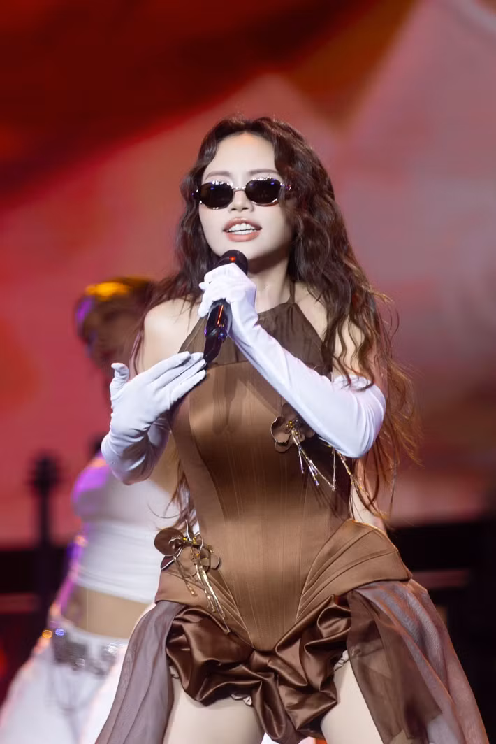 "Với phần trình diễn đêm qua dù là vì bất kỳ lí do gì, đã khiến khán giả có những nghi ngờ về tính độc bản của Phương Mỹ Chi, tạo ra sự liên tưởng đến hình tượng của các anh chị nghệ sĩ khác, đây chắc chắn không phải là điều mà Chi hướng tới trên con đường làm rõ giá trị âm nhạc, sự độc bản của Phương Mỹ Chi và sẽ có trách nhiệm nghiêm túc điều chỉnh", Phương Mỹ Chi viết.