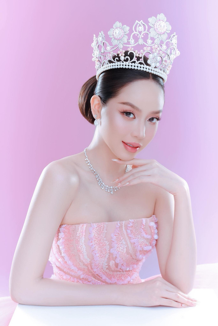 Vào ngày 27/11, Thanh Thủy sẽ trao vương miện cho người kế nhiệm trong chung kết Miss International 2025, kết thúc một nhiệm kỳ đầy rực rỡ. Ảnh: FB Thanh Thủy.