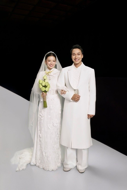 Lâm Thanh Nhã viết trên trang cá nhân: "Rất ít khi đăng ảnh với O Hồng, nay Bình làm nhé". Ảnh: FB Lâm Thanh Nhã.