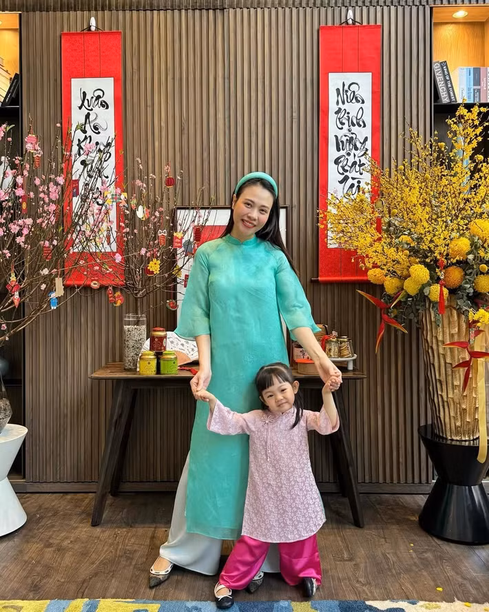 Mỗi dịp Tết, bé Suchin thường được mẹ chọn cho những bộ áo dài truyền thống với gam màu dịu nhẹ, phom dáng đơn giản nhưng tinh tế. Ảnh: Instagram Suchin - Sutin.