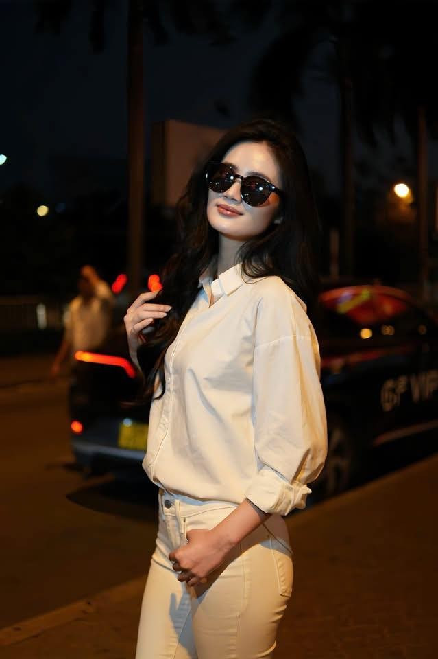 'Bà trùm hoa hậu' Phạm Kim Dung chia sẻ: "Chào mừng con gái Huỳnh Trần Ý Nhi nghỉ hè trở về và đồng hành cùng Miss World Vietnam 2025. Nhiều bạn hay thắc mắc vì sao lại nghỉ hè vào thời điểm này. Ở Australia mùa hè ngược với Việt Nam, tháng 12 bên đó là thời điểm nóng nhất trong năm". Ảnh: FB Phạm Kim Dung.