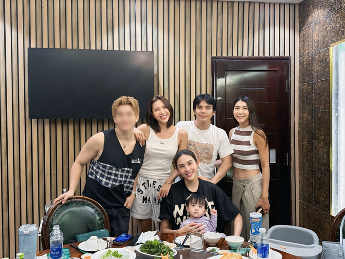 Ngọc Quyên (ngoài cùng bên phải) gặp gỡ Võ Hoàng Yến và Minh Triệu (thứ hai bên trái) khi về Việt Nam.