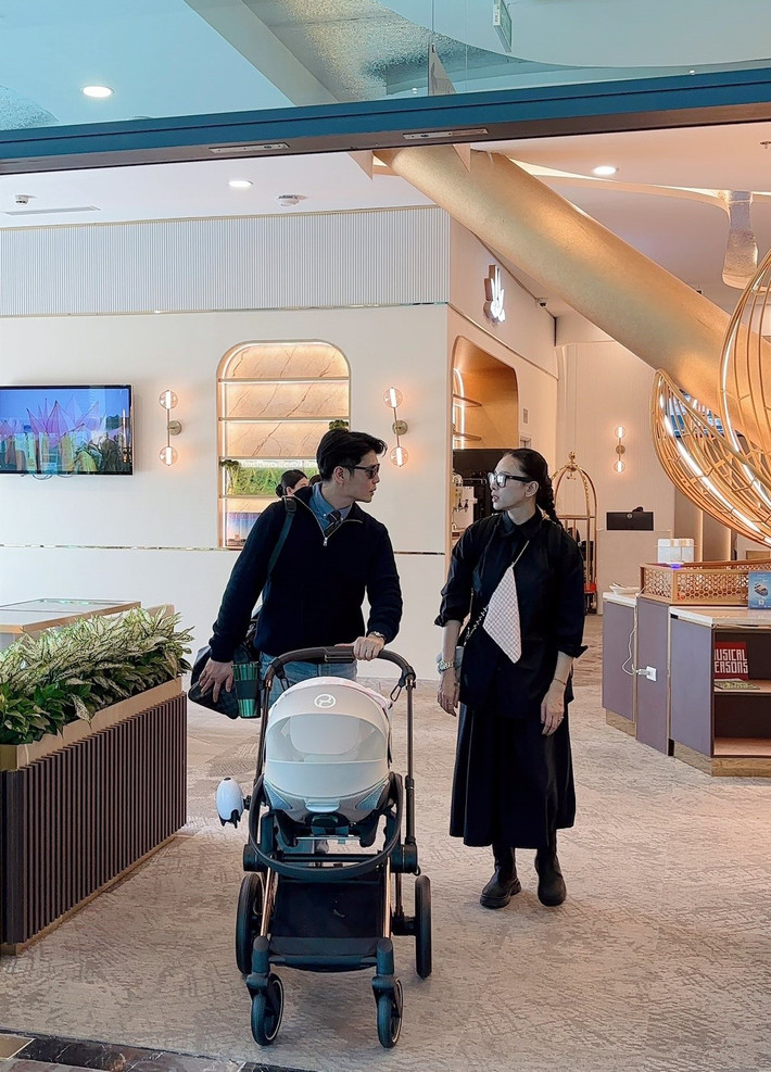 Huy Trần và Ngô Thanh Vân vừa đưa con gái từ TP HCM ra Hà Nội. Huy Trần viết trên trang cá nhân: "Hôm nay hai vợ chồng vừa hoàn thành một cột mốc quan trọng cho bé Gạo, tiện thể tranh thủ tận hưởng cái mùa Giáng sinh lạnh dễ chịu của Hà Nội. Giờ bay về nhà mà thấy yên tâm và vui hẳn". Ảnh: FB Ngô Thanh Vân.