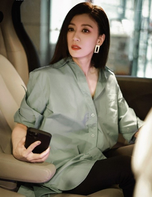 Thông qua công ty quản lý, Giả Tịnh Văn cho biết: “Phối hợp điều tra và làm rõ sự thật là trách nhiệm của mỗi công dân. Tuy nhiên, vì sự việc xảy ra quá đột ngột, cơ quan điều tra sáng sớm đã ập vào nhà còng tay chồng tôi, khiến các con tôi bị hoảng sợ. Bản thân tôi cũng sốc nặng và cảm thấy rất lo lắng". Ảnh: Znews.