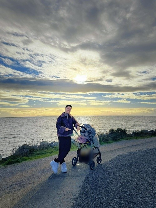 Nàng hậu cho biết, dù lần đầu làm ba, Thanh Duy đã cố học nhanh nhất có thể cách chăm sóc con từ việc pha sữa, ẵm bồng, ru ngủ.