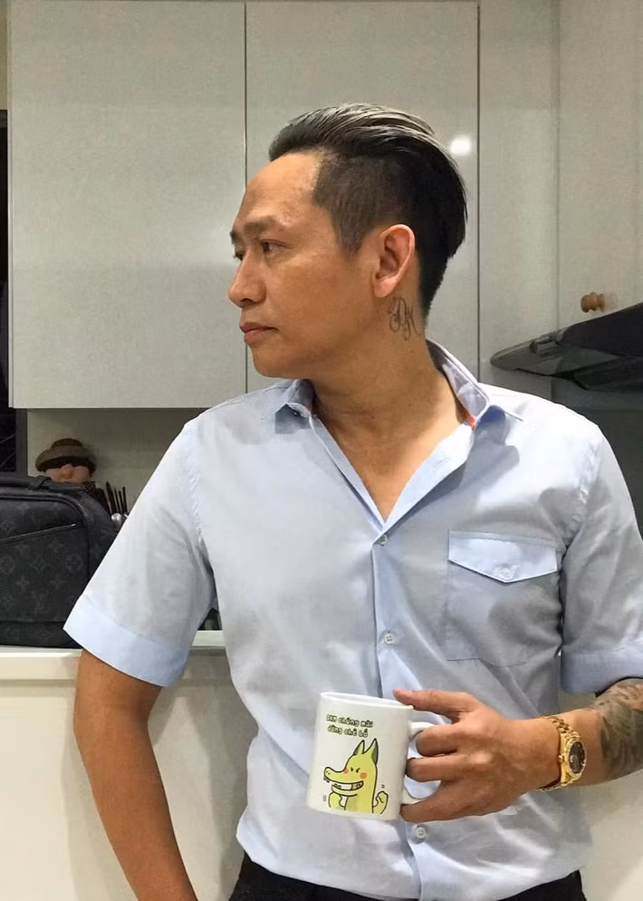 Chia sẻ trên Vietnamnet, Duy Mạnh khẳng định những điều anh viết trên trang cá nhân hoàn toàn là sự thật, không có ý đùa cợt: "Nếu cơ quan chức năng mời lên làm việc, tôi sẵn sàng, kể cả nộp phạt. Coi như đó là bài học cho mình, cũng là lời cảnh tỉnh cho các nghệ sĩ như chúng tôi”, anh nói. Ảnh: FB Duy Mạnh.