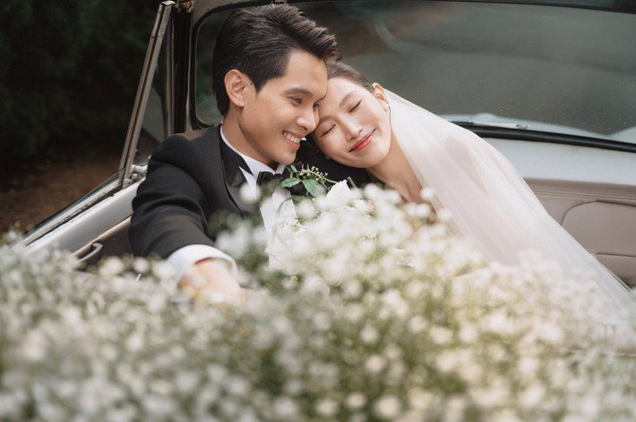 Nữ diễn viên phim Bố già chia sẻ thêm: "Tôi nghĩ ảnh cưới cũng là một phần kỷ niệm, cả hai phải vui vẻ, hạnh phúc nên cố gắng làm mọi thứ chỉn chu nhưng không quá cầu kỳ hay áp lực".