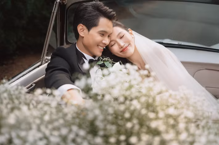 Nữ diễn viên phim Bố già chia sẻ thêm: "Tôi nghĩ ảnh cưới cũng là một phần kỷ niệm, cả hai phải vui vẻ, hạnh phúc nên cố gắng làm mọi thứ chỉn chu nhưng không quá cầu kỳ hay áp lực".