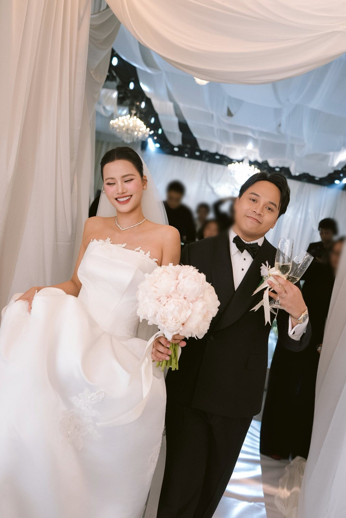 "Mickey của em giờ chính thức là người đàn ông của một gia đình nhỏ rồi. Em hay trêu anh: ‘Sao lúc nào anh cũng như Mickey phiên bản phóng to nhưng dễ thương y chang?’ Chắc tại anh lúc nào cũng giữ được đôi mắt trong veo, cái kiểu vui tươi từ bé đến lớn chưa từng mất đi", Hương Ly chia sẻ.