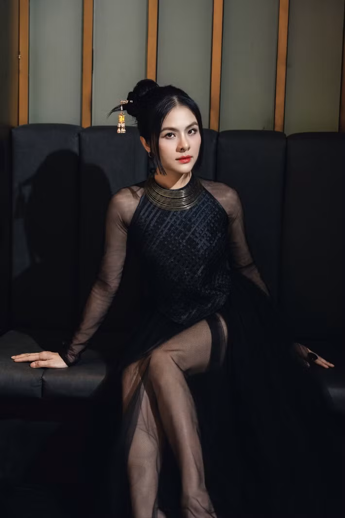 Không chỉ đóng phim, Vân Trang còn thử sức ở nhiều vai trò khác như dẫn chương trình, ca hát, cho thấy hình ảnh nghệ sĩ đa năng của showbiz Việt.