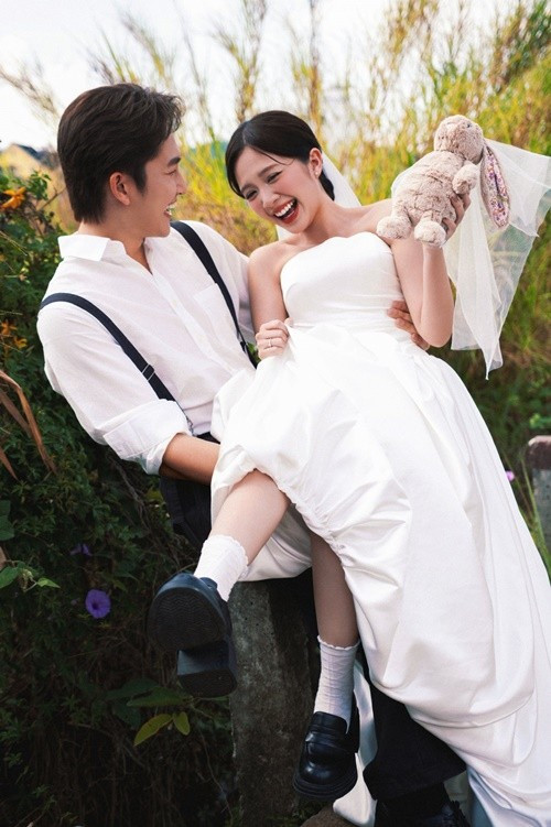 Ít tháng qua, vợ chồng Đình Tú thực hiện không ít bộ ảnh cưới. Cặp đôi chụp ảnh ở Đà Lạt, Hà Nội. Ảnh: FB Đình Tú.