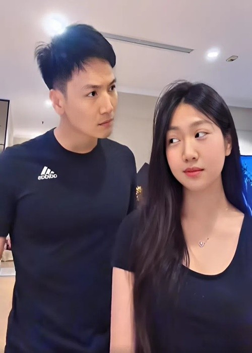 Mới đây, Phương Linh - con gái diễn viên Mạnh Trường xuất hiện trong một clip hài hước của bố mẹ. Nhiều khán giả khen ngợi ái nữ nhà Mạnh Trường xinh đẹp như hoa hậu tương lai. Ảnh: FB Mạnh Trường.