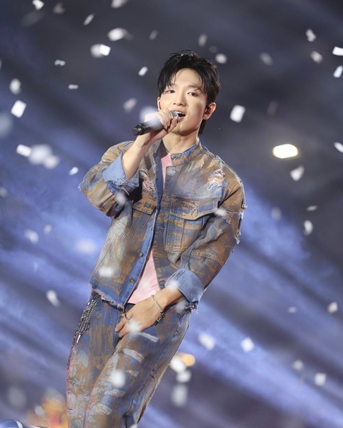 Hoàng Dũng sinh năm 1995, được khán giả biết đến khi đoạt á quân Giọng hát Việt năm 2015. Sau cuộc thi, anh dần xây dựng tên tuổi với nhiều ca khúc do chính mình sáng tác và thể hiện như "Nàng thơ", "Yếu đuối", "Đôi mươi", "La bàn".