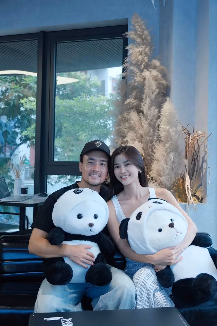 Vợ chồng Anh Tuấn luôn cảm thông dù đối phương hợp tác với bạn diễn nào. Ảnh: FB Anh Đào.