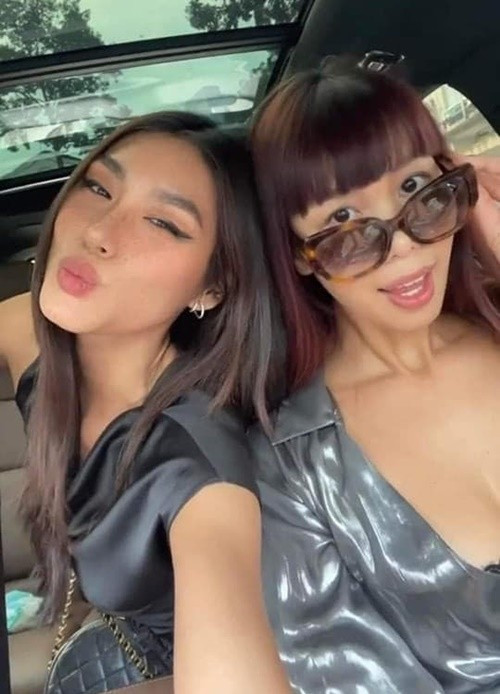 "Hà Anh rất tập trung quan sát Nhi và qua quá trình đã hướng cho Nhi tìm được bản sắc riêng, câu chuyện riêng của mình, khuyến khích sự tự nhiên nhưng rèn giũa tinh thần và phong thái nói chuyện và ứng xử như một nữ hoàng sắc đẹp, thanh lịch, tự tin, toả sáng nhưng vẫn giữ nguyên bản sắc của mình", Hà Anh bày tỏ. Ảnh: FB Thảo Nhi Lê.