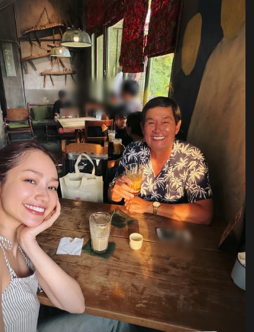 Đi ăn uống, xuống phố cùng bố, Hoa hậu Trúc Diễm ăn mặc đơn giản, trang điểm nhẹ nhàng.