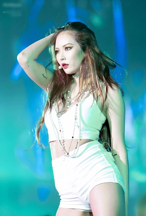 "Tôi đã muốn cho mọi người thấy một phiên bản thật tốt của mình, nhưng lại cảm thấy bản thân không được chuyên nghiệp. Tôi cứ suy nghĩ hết thứ này đến thứ khác, và thấy rằng mình nhất định phải nói ra với mọi người. Khán giả đều phải bỏ tiền để đến xem, vậy mà tôi lại để xảy ra sự cố như thế... Tôi thật sự xin lỗi", Znews dẫn lời nữ ca sĩ. Ảnh: Ell.