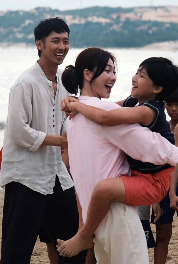 Theo VOV, trong Báu vật trời cho, Phương Anh Đào hóa thân thành Ngọc – người mẹ đơn thân mạnh mẽ nhưng nhiều tổn thương, trong khi đó, Tuấn Trần vào vai Hồng - chàng trai phóng khoáng, lạc quan với nội tâm sâu sắc, luôn có trách nhiệm với gia đình. Ảnh: VOV.