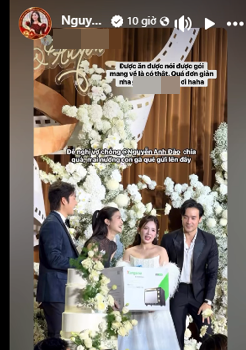 Trên trang cá nhân, Anh Đào vừa chia sẻ khoảnh khắc nhận quà từ Ngọc Huyền - Đình Tú. Nữ diễn viên cho biết, vợ chồng cô được cô dâu chú rể tặng lò vi sóng. Ảnh: FB Anh Đào.