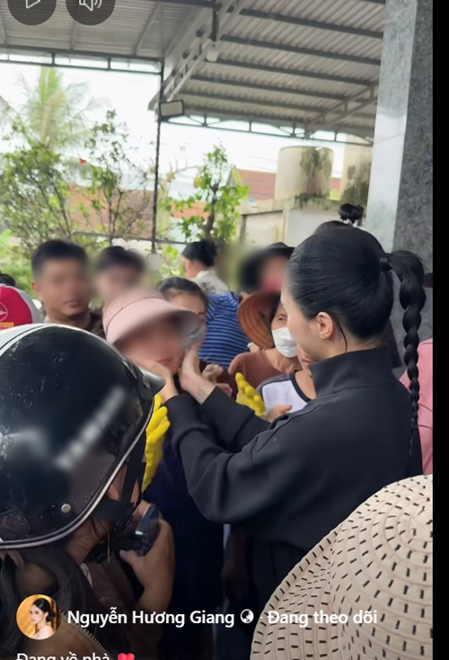 Hương Giang động viên người dân ở vùng lũ. Ảnh: FB Hương Giang.