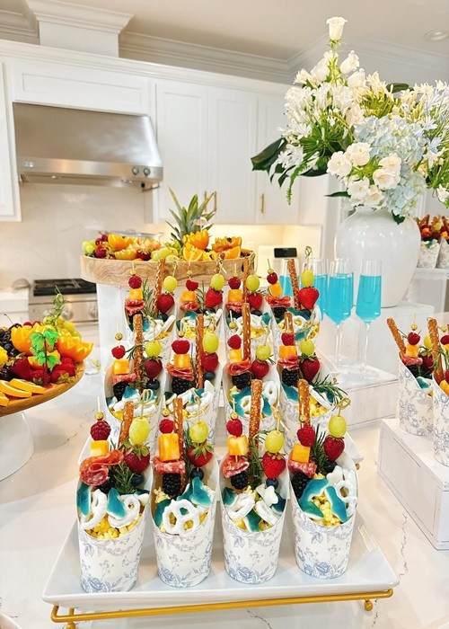 Tiệc sinh nhật của bé Apollo có nhiều bánh kem, hoa quả tươi. Ảnh: Instagram Phạm Hương.