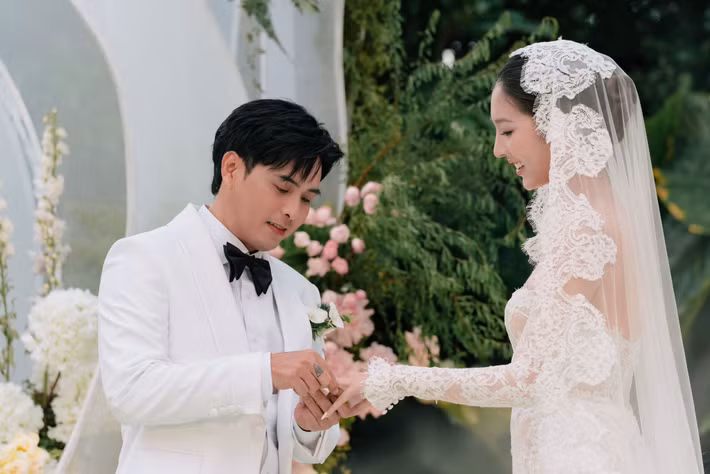 Theo Znews, đám cưới của Hồ Quang Hiếu sử dụng 30 loại hoa tươi như hồng, cẩm tú cầu, mẫu đơn, lan hồ điệp. 50% trong số đó là hoa nhập khẩu.