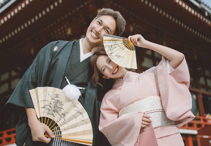 Đình Tú cầu hôn Ngọc Huyền ở Nhật Bản. Nam diễn viên nhắn nhủ người yêu: “Thôi không giấu nữa. Tôi yêu em”. Ảnh: FB Đình Tú.