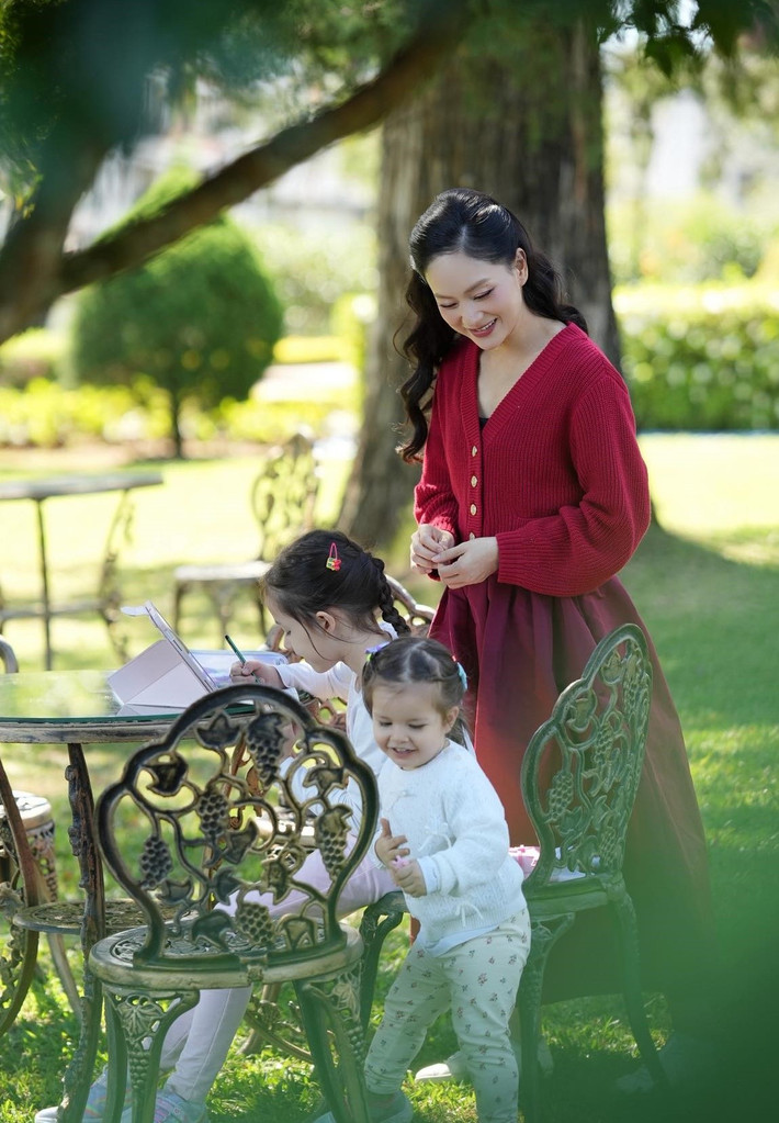 Lan Phương ly hôn năm 2025, giành được quyền nuôi hai con gái.