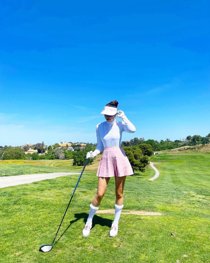 Golf là một trong những môn thể thao mà Hoa hậu Phạm Hương yêu thích. Cô thường xuyên đăng tải các video hoặc hình ảnh trên sân golf. Phạm Hương thường diện các loại váy ngắn hoặc quần bó sát, áo polo, đi kèm với mũ lưỡi trai.