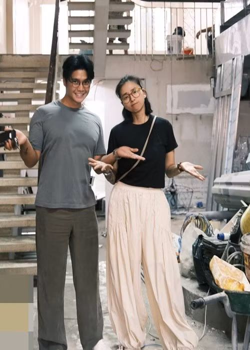 Vừa qua, Ngô Thanh Vân và Huy Trần trực tiếp tham gia nhiều khâu chuẩn bị cho quán ăn sắp khai trương. Cả hai giám sát, sắp xếp và hoàn thiện không gian mới.