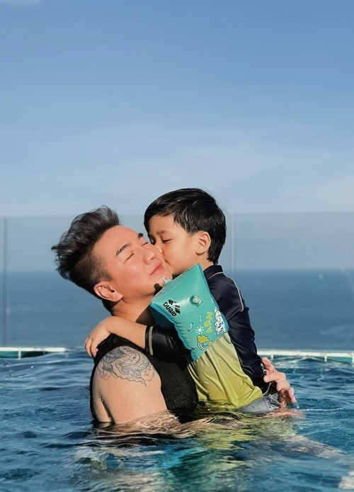 Bé Polo Huỳnh được bố cho đi du lịch nhiều nơi. Ảnh: FB Polo Huỳnh.