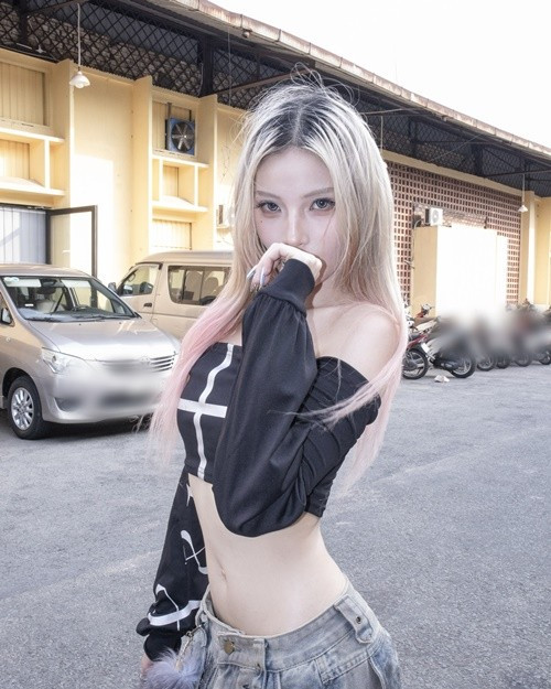 Hot girl sinh năm 1997 theo đuổi phong cách cá tính. Cô thường xuyên nhuộm tóc màu sáng. Ảnh: FB Yee Pink.