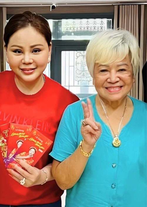 Trong cuộc phỏng vấn với Người Đưa Tin vào tháng 9/2025, trước khi phát hiện bị thoát vị đĩa đệm, Lê Giang cho biết, cô giảm các hoạt động nghệ thuật để chăm sóc cho mẹ. Ảnh: Người Đưa Tin.