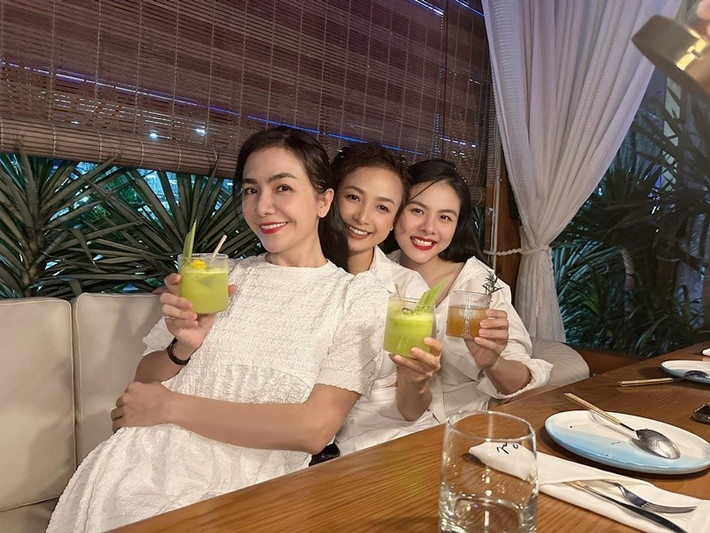 Hội bạn thân của Vân Trang thường ăn mặc đồng điệu mỗi khi gặp mặt. Ảnh: FB Lê Bê La.