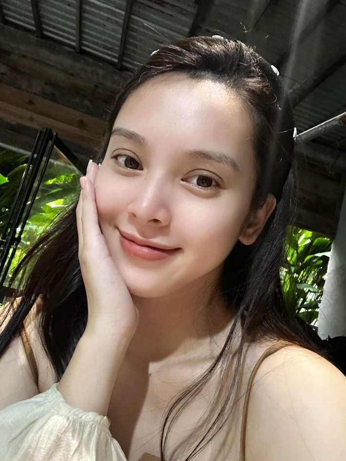 Khi mang bầu, Quỳnh Lương thường xuyên livestream bán hàng. Cô ít khi xuất hiện tại các sự kiện. Ảnh: FB Quỳnh Lương.