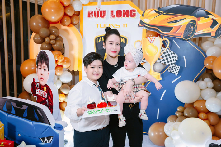 Nữ diễn viên Tiếng sét trong mưa thường xuyên thăm nom bé Bửu Long ở nhà nội, đưa đón cậu nhóc đi chơi. Dịp nghỉ hè, Nhật Kim Anh tranh thủ đưa bé Bửu Long lên thành phố sống cùng. Ảnh: FB Nhật Kim Anh.