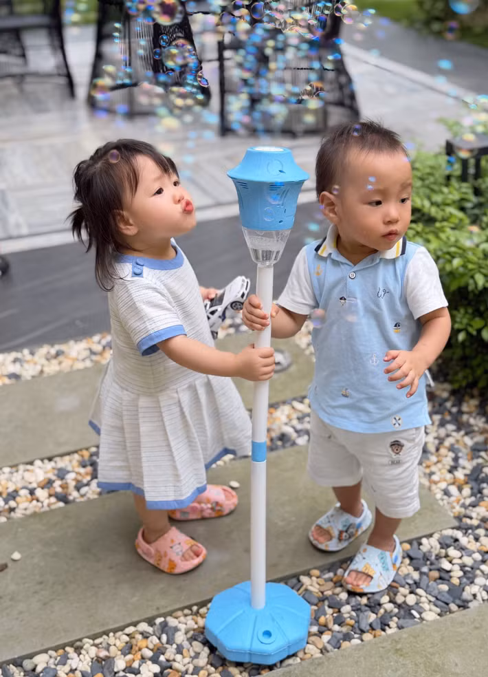 Bé gái Jenny được nhận xét thừa hưởng nhiều đường nét đẹp từ mẹ, thường xuất hiện với biểu cảm lanh lợi, thích tương tác trước ống kính. Trong khi đó, bé trai Jimmy có phần hiếu động hơn, liên tục chạy nhảy, khám phá mọi thứ xung quanh và tạo ra nhiều khoảnh khắc “dở khóc dở cười”.