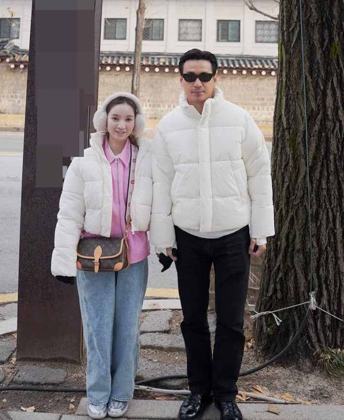 Lần đầu đến Hàn Quốc, vợ Ngọc Thuận cho biết, cô khám phá ẩm thực, ngắm tuyết rơi. Ảnh: FB Ngọc Thuận.