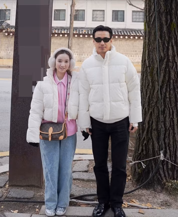 Lần đầu đến Hàn Quốc, vợ Ngọc Thuận cho biết, cô khám phá ẩm thực, ngắm tuyết rơi. Ảnh: FB Ngọc Thuận.