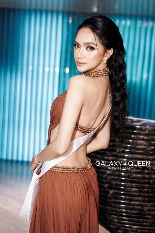 Hoa hậu Hương Giang liên tục làm mới hình ảnh ở Miss Universe 2025. Ngày thứ 8 tham gia cuộc thi, cô diện váy cổ yếm, khoe lưng trần. Ảnh: Galaxy Queen.