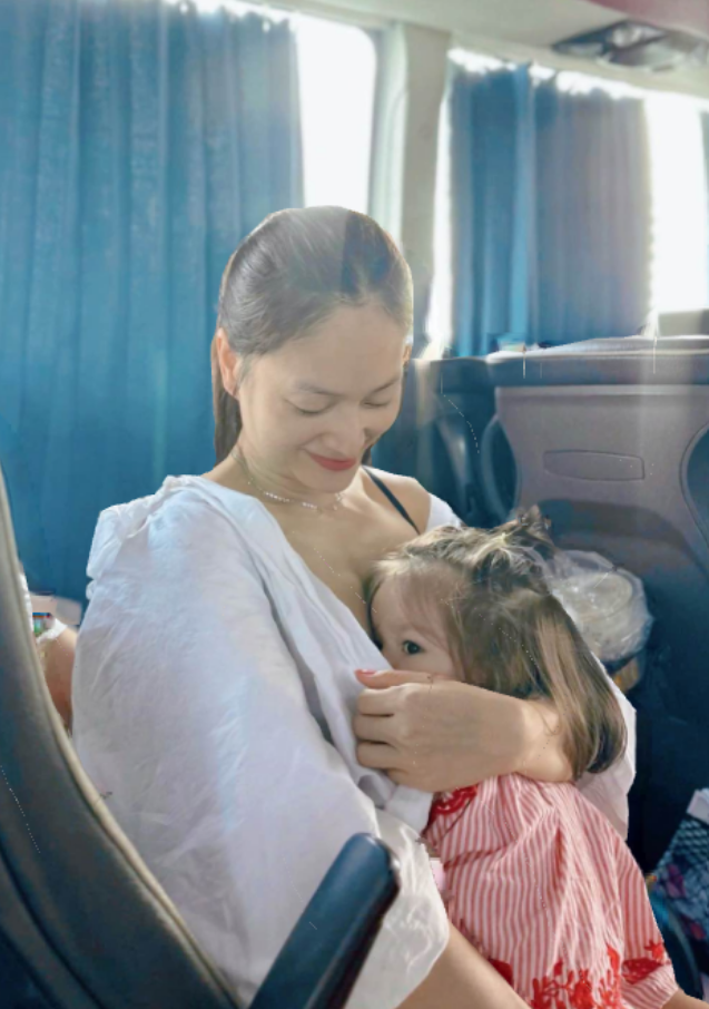 Con gái thứ hai của Lan Phương năm nay 1 tuổi. Nữ diễn viên nuôi con bằng sữa mẹ. Ảnh: FB Lan Phương.