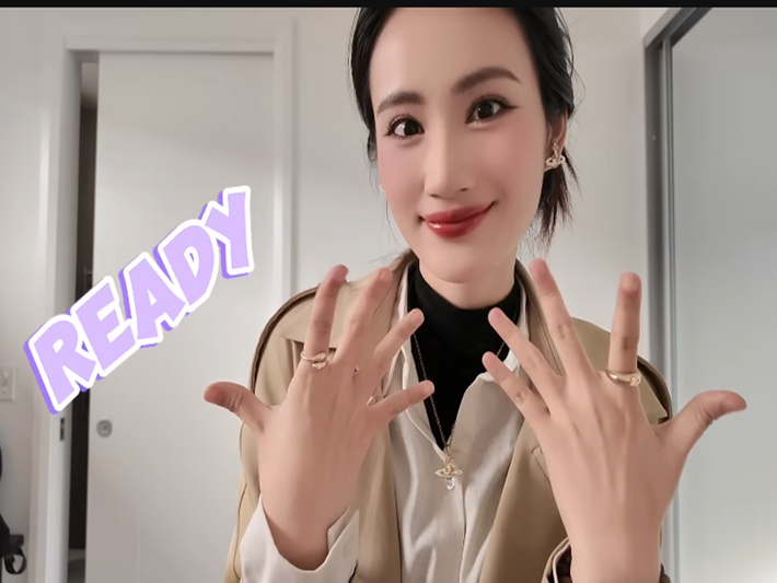 Chia sẻ trên Vietnamnet vào năm 2025, Ý Nhi cho biết, khi học ở Australia, cô tập trung vào việc học. Những kỳ nghỉ, người đẹp trở về Việt Nam tham gia các hoạt động, sự kiện và công việc thiện nguyện. Ảnh: Youtube Ý Nhi.