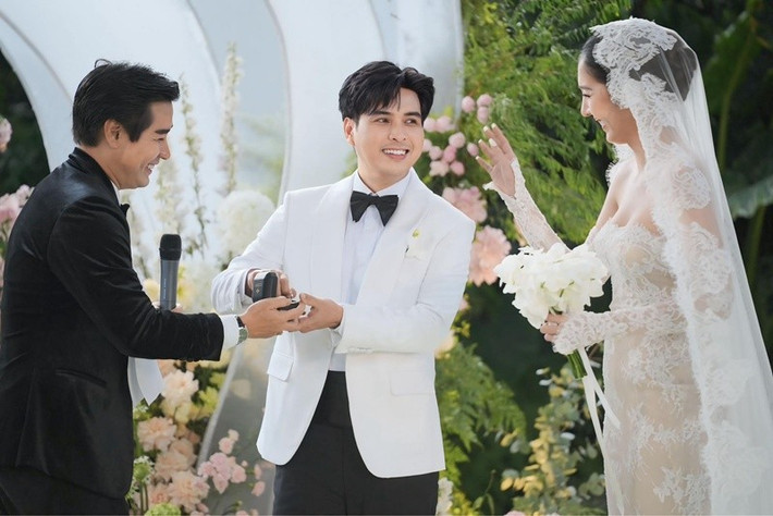 Hồ Quang Hiếu trao nhẫn cưới cho Tuệ Như. Ảnh: FB Nguyên Khang.