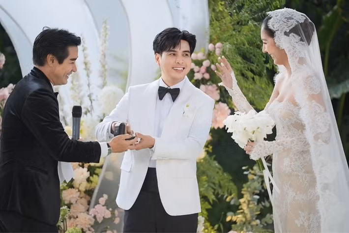 Hồ Quang Hiếu trao nhẫn cưới cho Tuệ Như. Ảnh: FB Nguyên Khang.